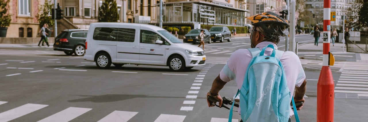 Photo illustrative : cycliste, piétons, voitures
