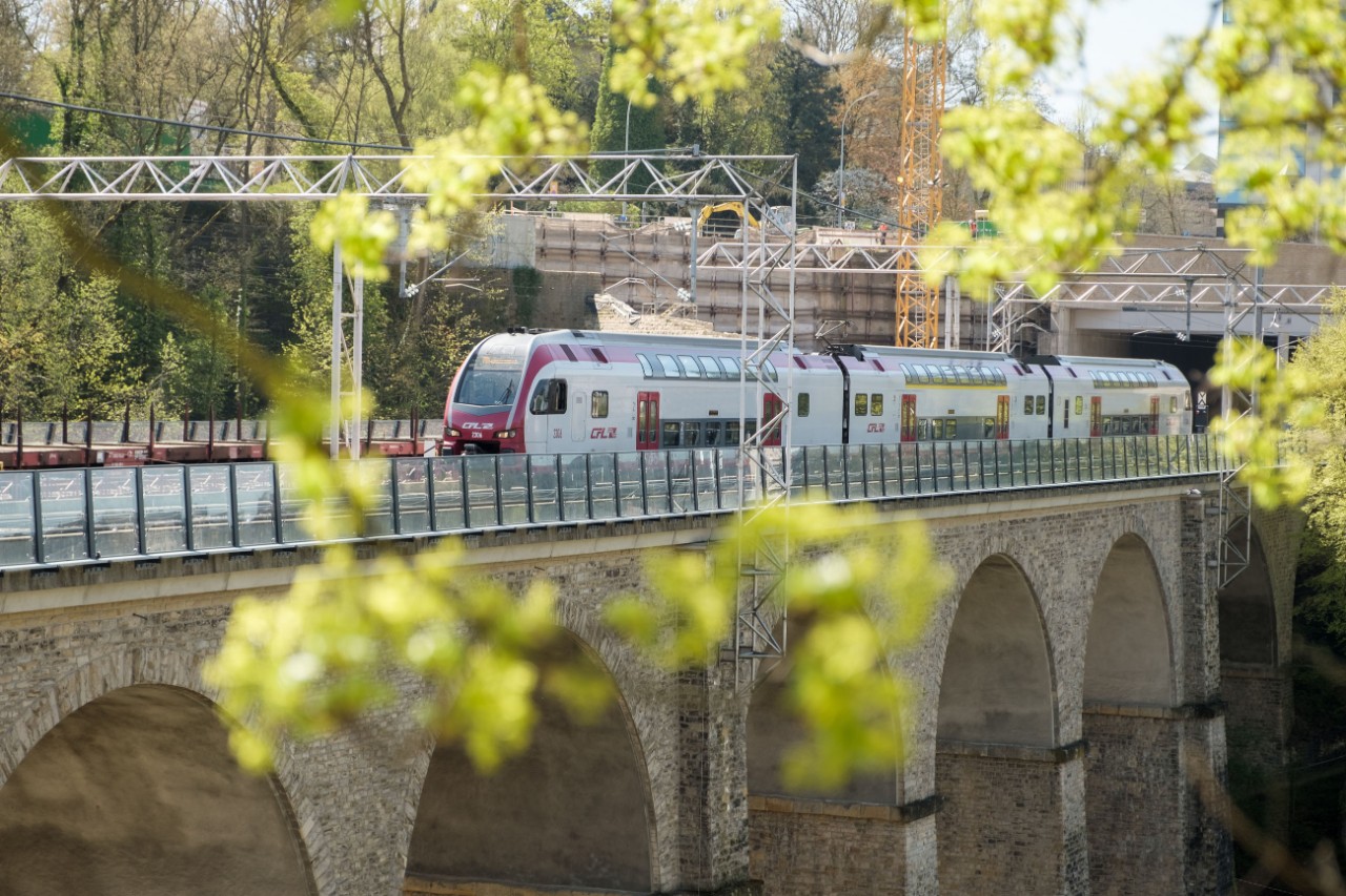 Train CFL passant sur le viaduc